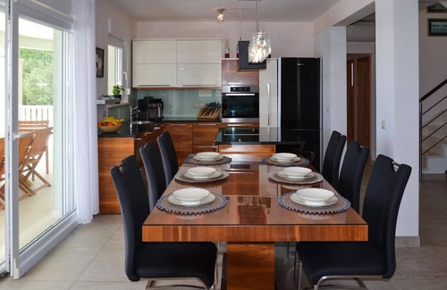 Celina House | Relaxing Villa Retreat in Serene Rocky Village Setting