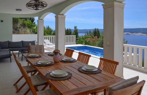 Celina House | Relaxing Villa Retreat in Serene Rocky Village Setting