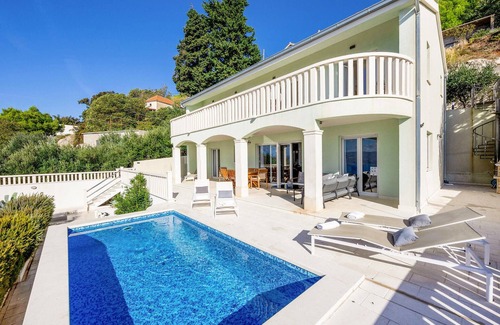 Celina House | Relaxing Villa Retreat in Serene Rocky Village Setting