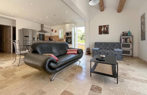 Comps House | Inviting Retreat Between Nimes and Avignon with Pool & Spa