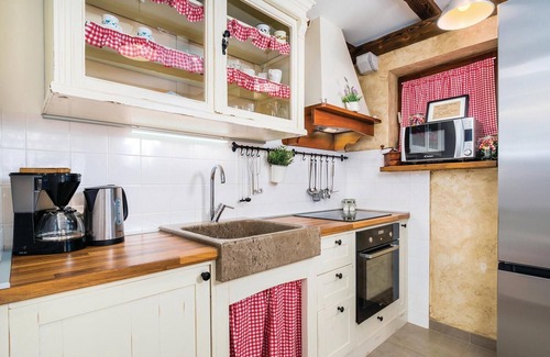 Porozina House | Tranquil Cottage Retreat: Embrace Nature and Relaxation