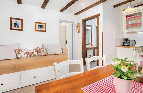 Porozina House | Tranquil Cottage Retreat: Embrace Nature and Relaxation