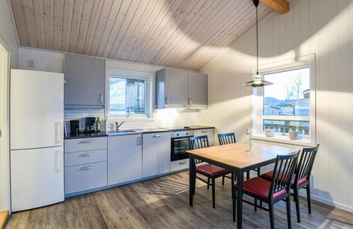 Dals Langed House | Scenic Cottage with Lake Views in Sandvikeudden