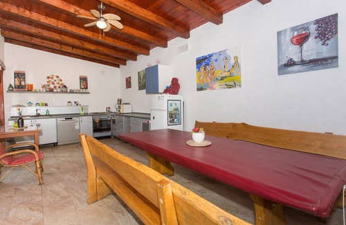Dicmo House | Charming 7 Bedroom Getaway with Private Pool in Dicmo