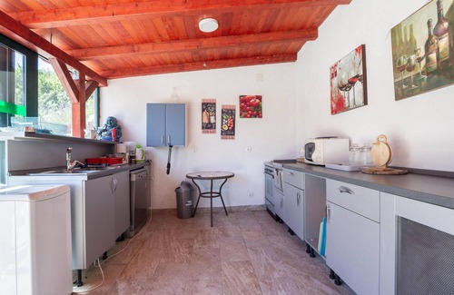 Dicmo House | Charming 7 Bedroom Getaway with Private Pool in Dicmo
