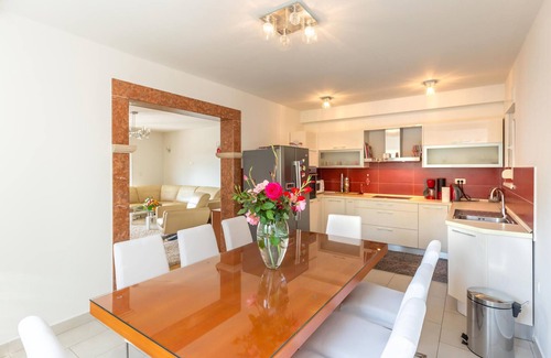 Dusina House | Comfortable 4 Bedroom Retreat in Dusina with Pool & Spa