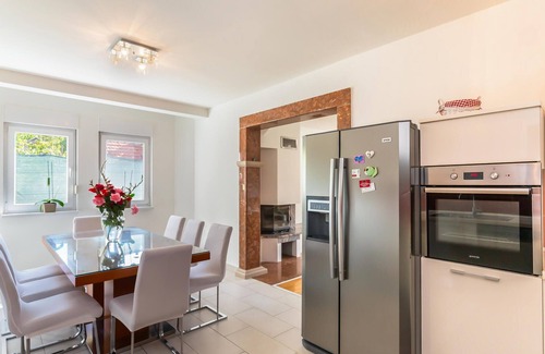 Dusina House | Comfortable 4 Bedroom Retreat in Dusina with Pool & Spa