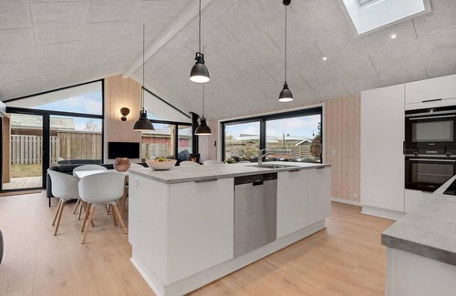Egsmark Strand House | Spacious 6 Bedroom Getaway in Ebeltoft with Ocean View