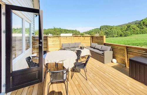 Fitjar House | Cozy Cottage by the Fjord with Ocean View & Spa Access