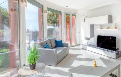 Saint-Laurent-du-Var House | Elegant 6-Bedroom Home with Pool in Saint-Laurent-Du-Var