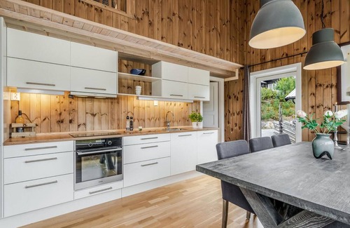 Gol Municipality House | Modern Cottage Retreat Near the River with Lake Views