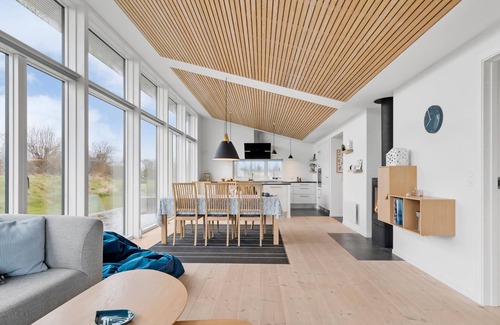 Kelstrup House | Relaxing Family Getaway Steps from the Beach with Ocean Views