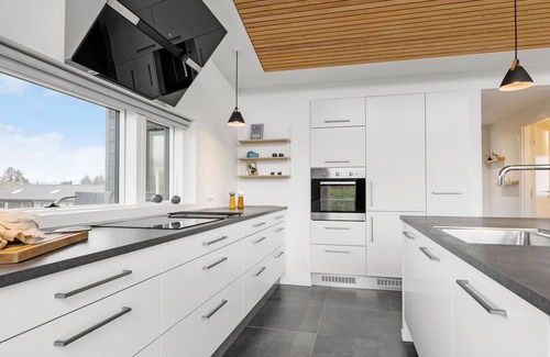 Kelstrup House | Relaxing Family Getaway Steps from the Beach with Ocean Views