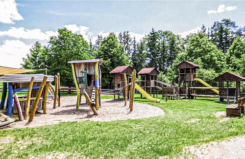 Hayingen House | Cozy Retreat in Hayingen with Sauna, WiFi & Breakfast