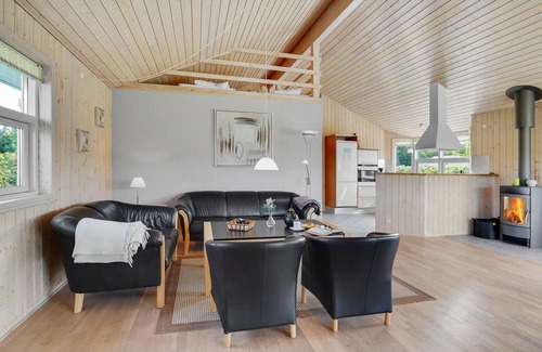 Hovborg House | Serene Family Retreat with Lake View and Spa Amenities