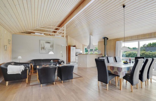 Hovborg House | Serene Family Retreat with Lake View and Spa Amenities