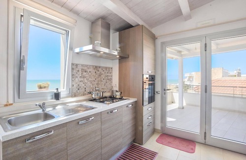 Casuzze House | Beachfront Vacation Apartment with Ocean Views and Spa