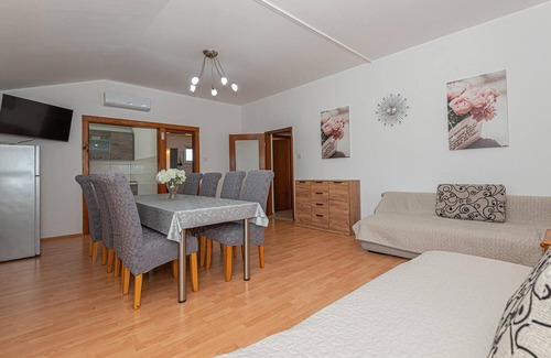 Sibenik House | Spacious 5-Bedroom Stay with Pool in Konjevrate
