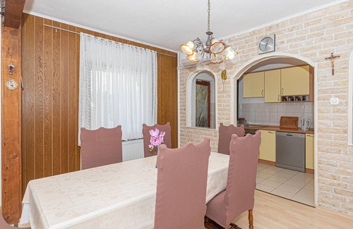Sibenik House | Spacious 5-Bedroom Stay with Pool in Konjevrate