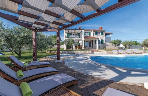 Peruski House | Charming Stone House Retreat in Scenic Village of I