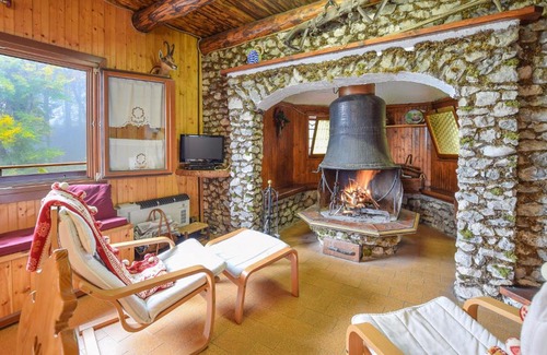 Lamon House | Cozy 3-Bedroom Home in Lamon (BL) - Pet Friendly Retreat
