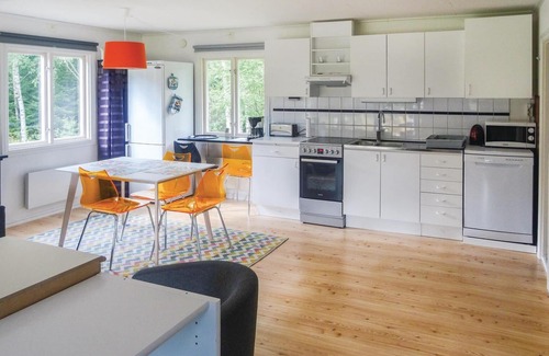 Simmarydsnas House | Relax by Lake Jällunden: Family-Friendly Home with Spa
