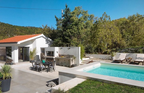 Lupoglav House | Tranquil Escape: 10/10 Rated Retreat with Pool & Spa