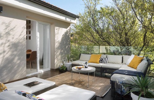 Lupoglav House | Tranquil Escape: 10/10 Rated Retreat with Pool & Spa
