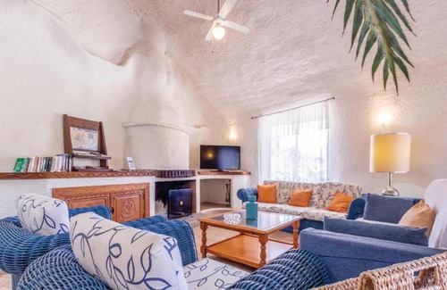 Monda House | Inviting Monda Retreat with Pool, WiFi & Pet-Friendly Stay