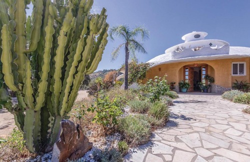 Monda House | Inviting Monda Retreat with Pool, WiFi & Pet-Friendly Stay