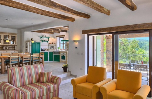 Bartolici House | Exquisite 4 Bedroom Retreat in Motovun with Pool & Spa