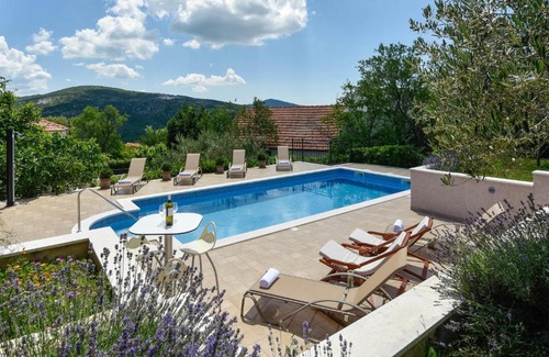 Neoric House | Inviting Home in Muc with Pool and Family-Friendly Amenities