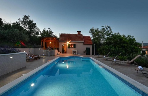 Neoric House | Inviting Home in Muc with Pool and Family-Friendly Amenities