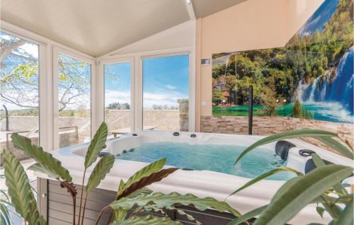 Nadin House | Welcoming Home in Nadin with Pool and Hot Tub Access