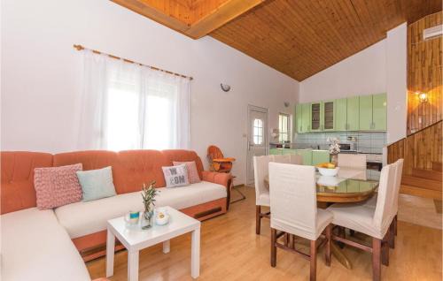 Nadin House | Welcoming Home in Nadin with Pool and Hot Tub Access