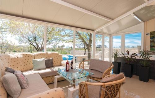 Nadin House | Welcoming Home in Nadin with Pool and Hot Tub Access