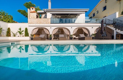 Novigrad House | Spacious 4-Bedroom Getaway in Novigrad with Pool & Spa