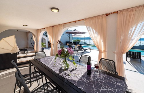 Novigrad House | Spacious 4-Bedroom Getaway in Novigrad with Pool & Spa