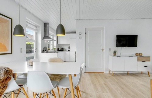 Hasmark Strand House | Cozy Beach Getaway Steps from the Sandy Shore