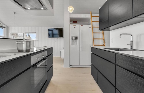 Hasmark Strand House | Cozy 1 Bedroom Retreat with Oceanfront Views in Otterup