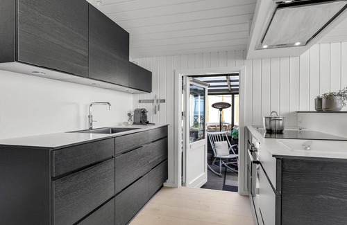 Hasmark Strand House | Cozy 1 Bedroom Retreat with Oceanfront Views in Otterup