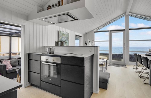 Hasmark Strand House | Cozy 1 Bedroom Retreat with Oceanfront Views in Otterup
