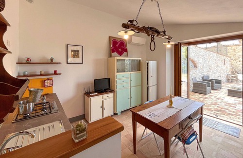 Loreto House | Cozy Holiday Home: Unwind with Spa and Family-Friendly Amenities