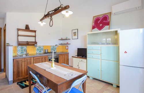 Loreto House | Cozy Holiday Home: Unwind with Spa and Family-Friendly Amenities