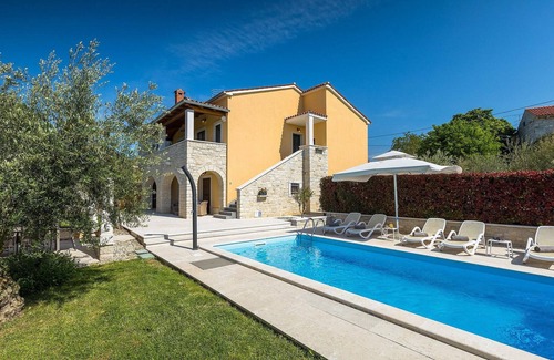 Marasi House | Exceptional 4 Bedroom Retreat with Private Pool in Porec