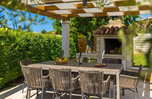 Marasi House | Exceptional 4 Bedroom Retreat with Private Pool in Porec