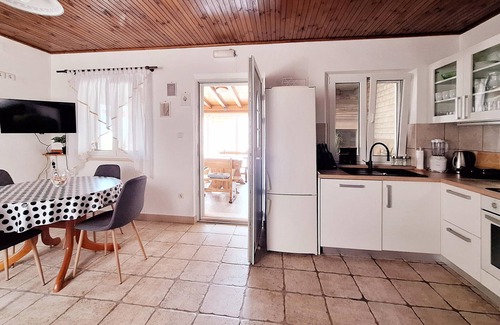 Praznica House | Unforgettable 4 Bedroom Getaway in Praznica with Ocean Views