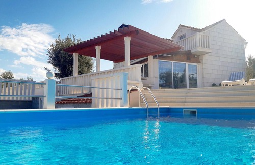 Praznica House | Unforgettable 4 Bedroom Getaway in Praznica with Ocean Views