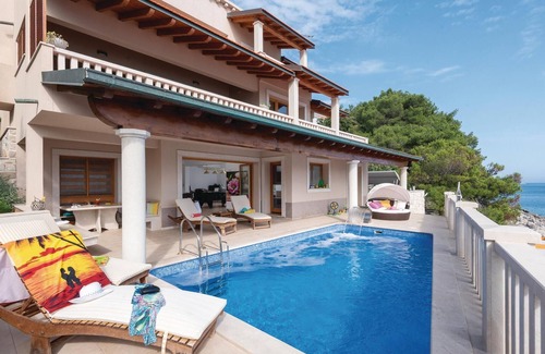 Blato House | Spacious 5-Bedroom Retreat with Oceanfront Views in Prizba