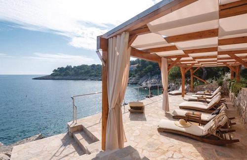 Blato House | Spacious 5-Bedroom Retreat with Oceanfront Views in Prizba